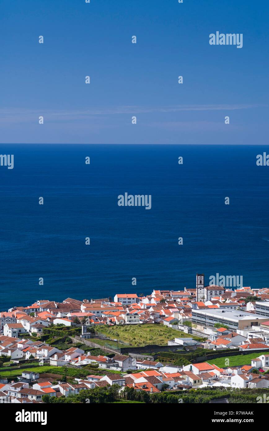 Le Portugal, Azores, Sao Miguel Island, Vila Franco do Campo, augmentation de la vue sur la ville Banque D'Images