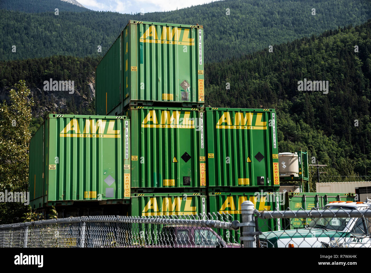 Green cargo containers at port de Skagway, Alaska, Klondike Gold Rush National Historical Park, États-Unis Banque D'Images