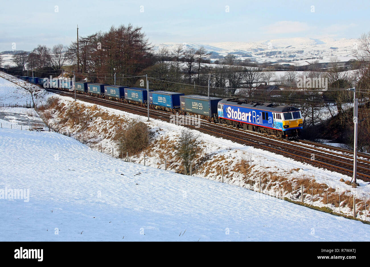 92017 à Stobart livery exécute le premier Tesco Express sur 4.1.10 par Beckhouses enneigée. Banque D'Images