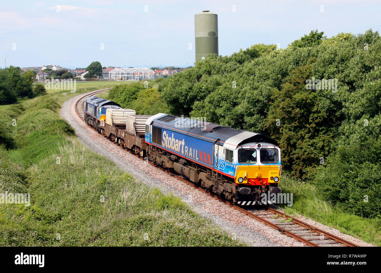 66411 & 66414 haut et la queue le long de la direction générale avec l'Heysham Heysham à Sellafield fiole nucléaire train. Banque D'Images