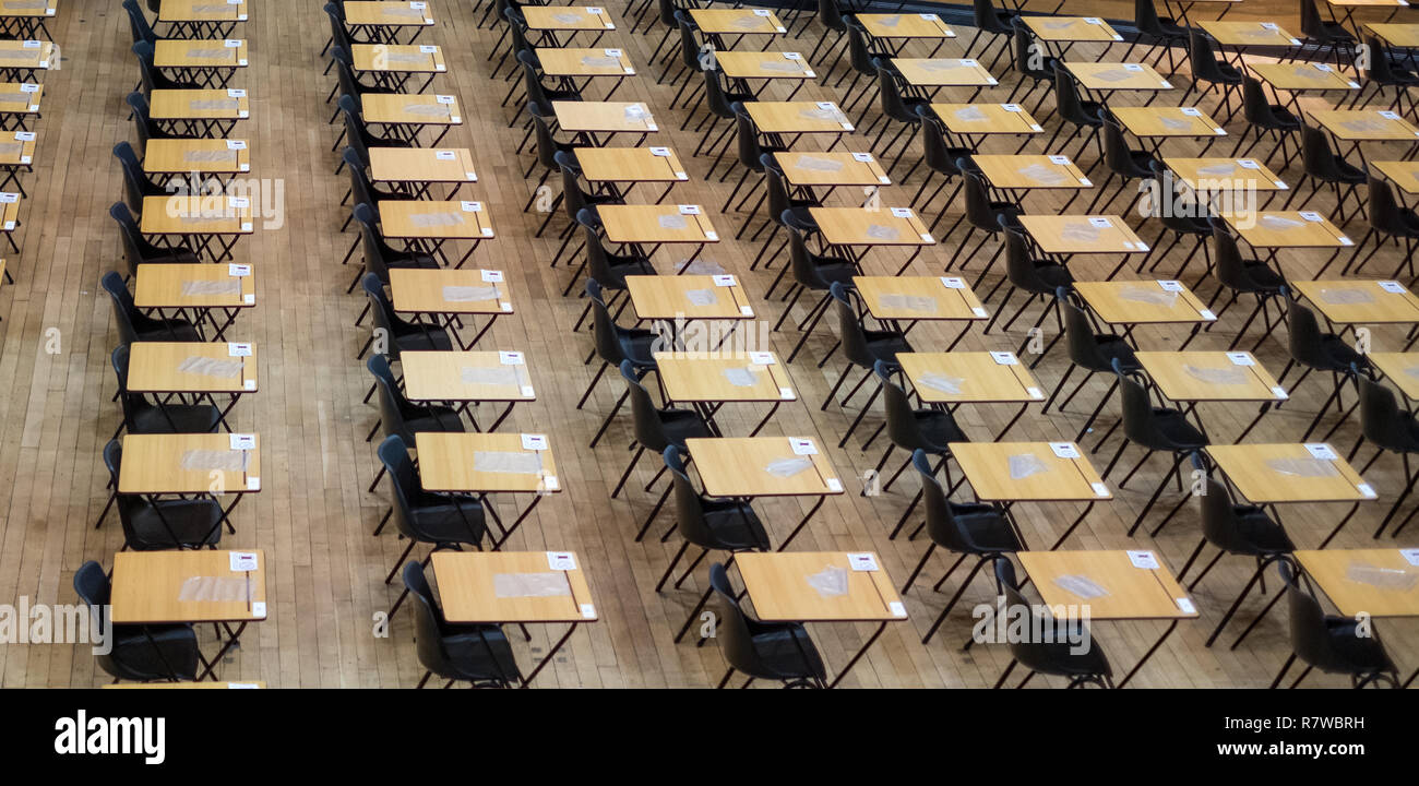 Salle d'examen mis en place avec des chaises en plastique et un bureau en bois Banque D'Images