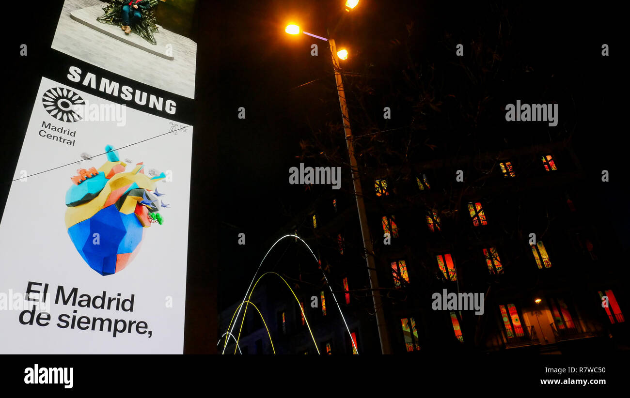 La rue commerciale vêtu de lumières à l'occasion des festivités de Noël, Madrid, Espagne Banque D'Images