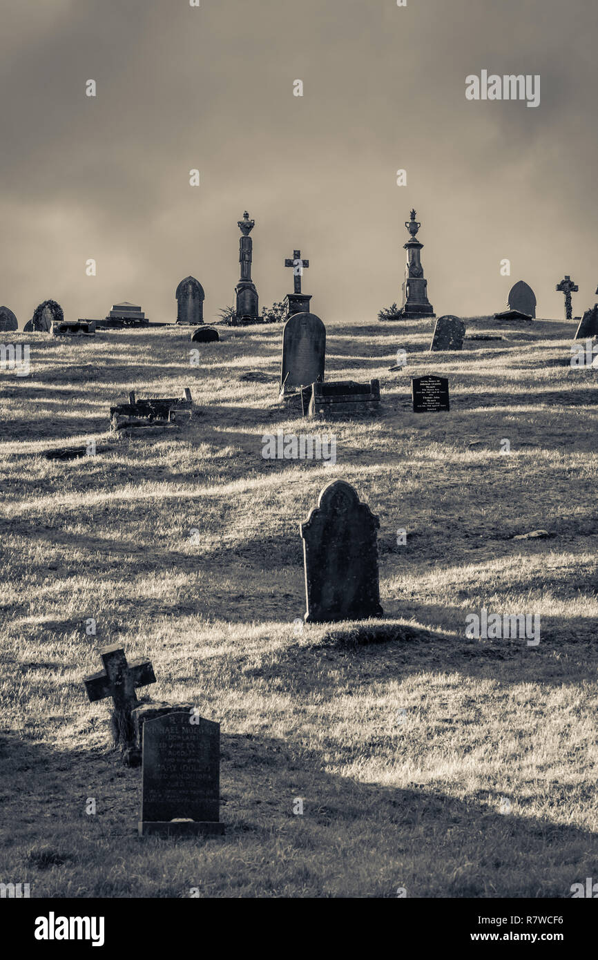 Vue d'ensemble des tombes anciennes au cimetière de pantalon dans Merthyr Tydfil, Wales, UK Banque D'Images