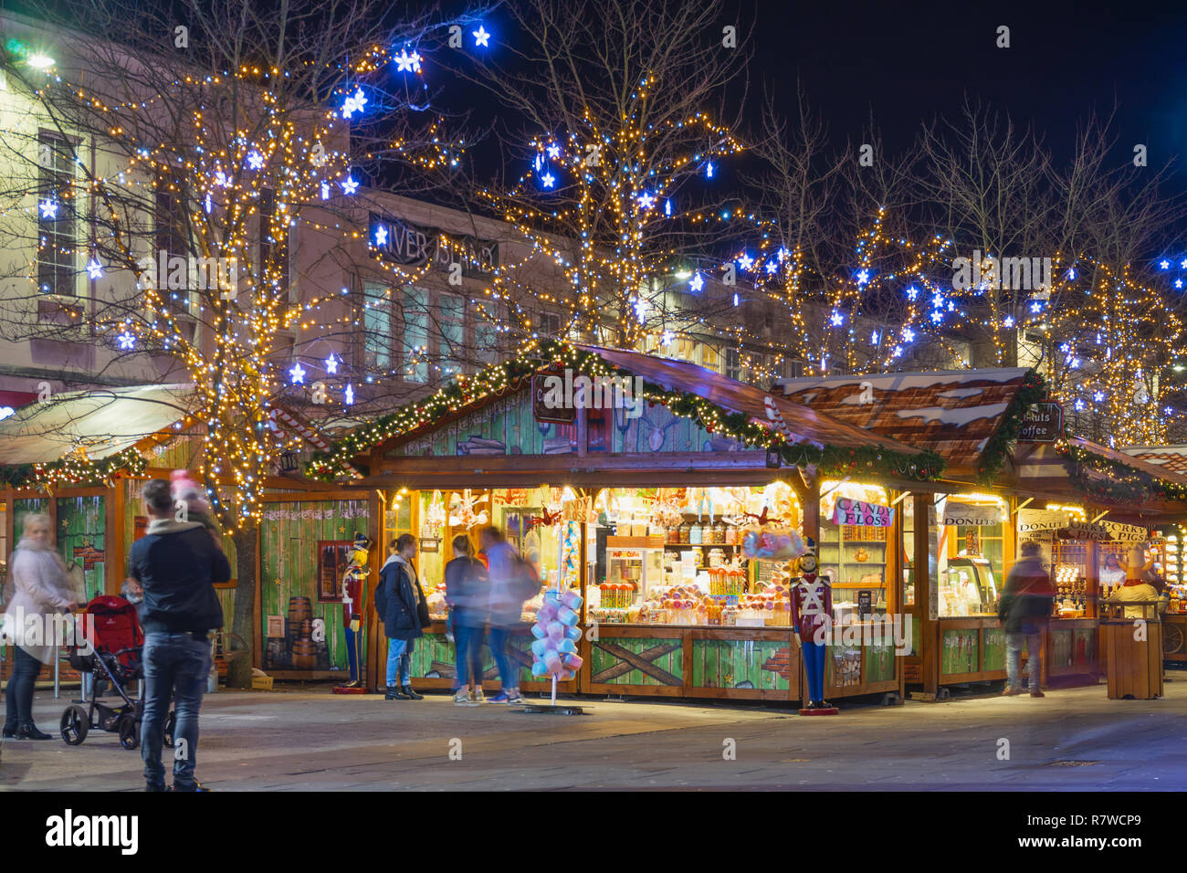 Lumières de fête de nuit au marché de Noël dans le centre-ville de Southampton au cours du mois de décembre 2018, England, UK Banque D'Images
