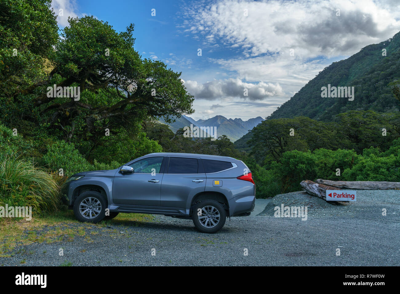 Garer la voiture au sommet des alpes du sud, piste, Nouvelle-Zélande Banque D'Images