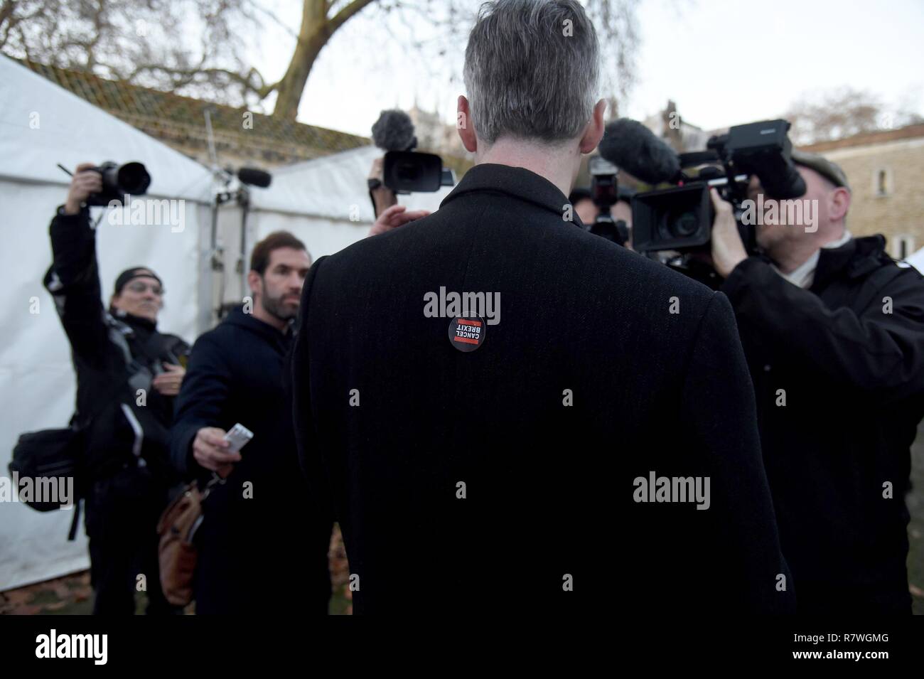 Jacob Rees-Mogg MP avec un Brexit Annuler autocollant sur son dos, Westminster, London Crédit : Finnbarr Webster/Alamy Live News Banque D'Images