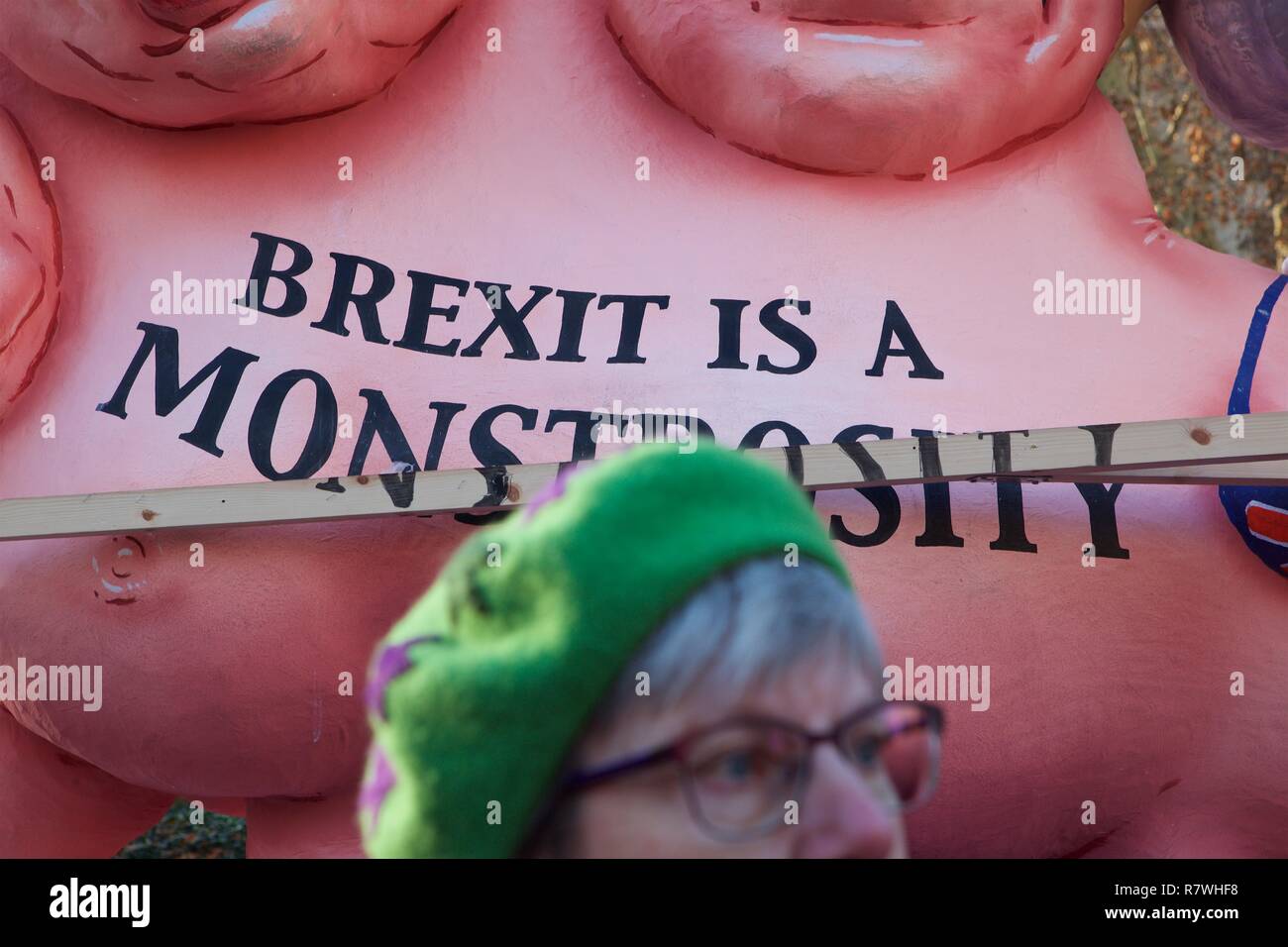 Londres, Royaume-Uni. Le mardi 11 décembre 2018 - pro et anti Brexit manifestants se rassemblent pour exprimer leurs vues, après Teressa peut retarder un vote parlementaire sur la "traiter". Édifices du Parlement à Londres - UK Crédit : Iwala/Alamy Live News Banque D'Images