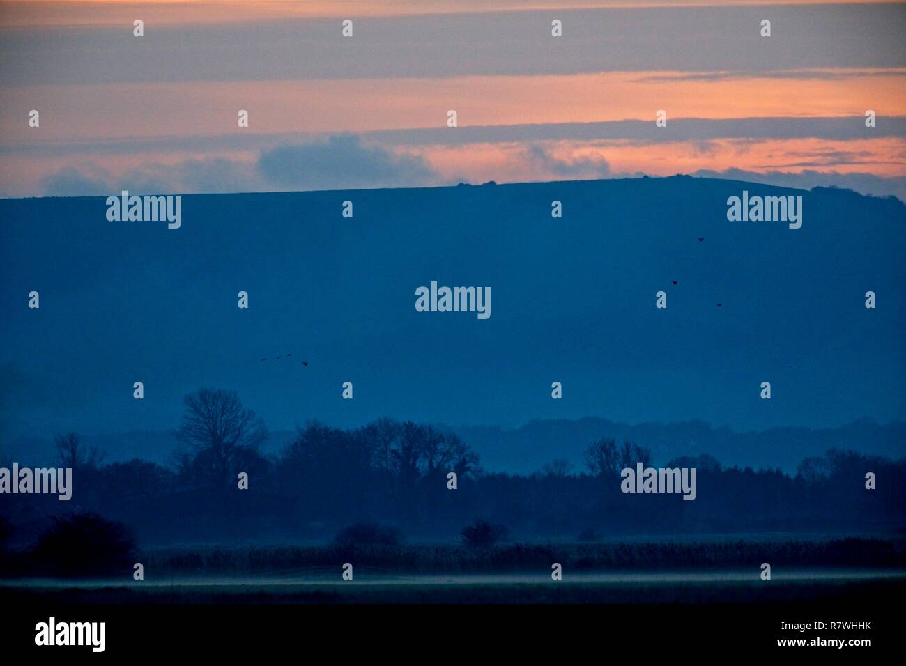 Niveaux de Pevensey, UK. 11Th Dec 2018.UK weather. Brouillard au coucher du soleil sur les niveaux de Pevensey après une journée froide mais lumineuse dans l'East Sussex, Royaume-Uni. Credit : Ed Brown/Alamy Live News Banque D'Images