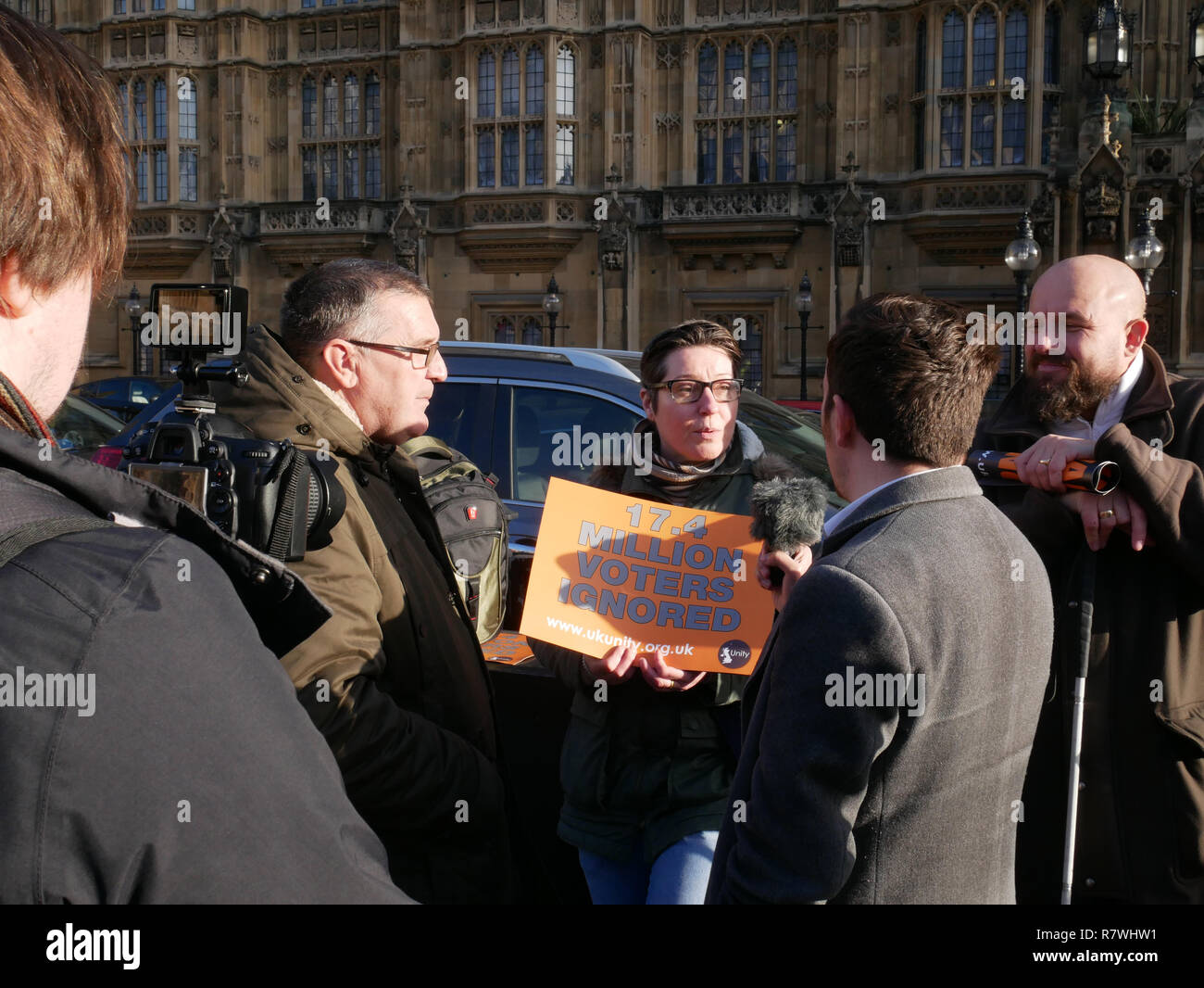 Londres, Royaume-Uni. 11 Décembre, 2018. Un pro-congé, manifestant anti-immigration Brexit est interviewé par les médias à l'extérieur de la Maison du Parlement à Westminster, Londres. Crédit : Ben Slater/Alamy Live News Banque D'Images