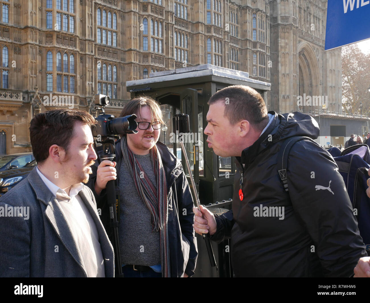 Londres, Royaume-Uni. 11 Décembre, 2018. Un manifestant pro-laisser un intervieweur confronte dans une piscine chauffée à l'extérieur de l'échange de Maisons du Parlement à Westminster, Londres. Crédit : Ben Slater/Alamy Live News Banque D'Images