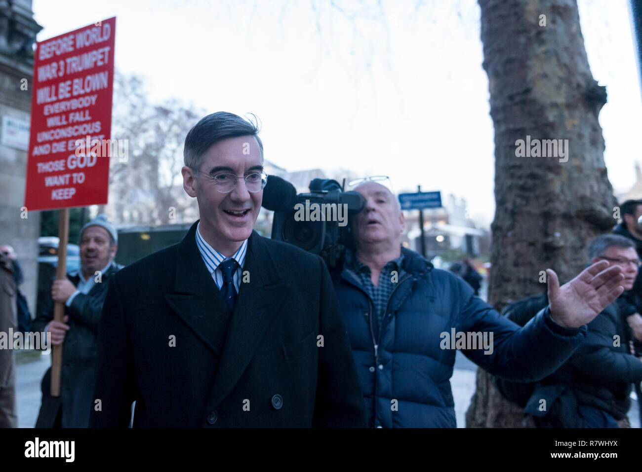 Londres, Royaume-Uni. 11 décembre 2018. Pro-Brexiteer Jacob Rees-Mogg, député de North East Somerset, est vu à Westminster. Theresa May, Premier Ministre, est tour des capitales européennes pour essayer de renégocier l'accord Brexit avec l'Union européenne après le vote utile par MP's, a été différé. Crédit : Stephen Chung / Alamy Live News Banque D'Images