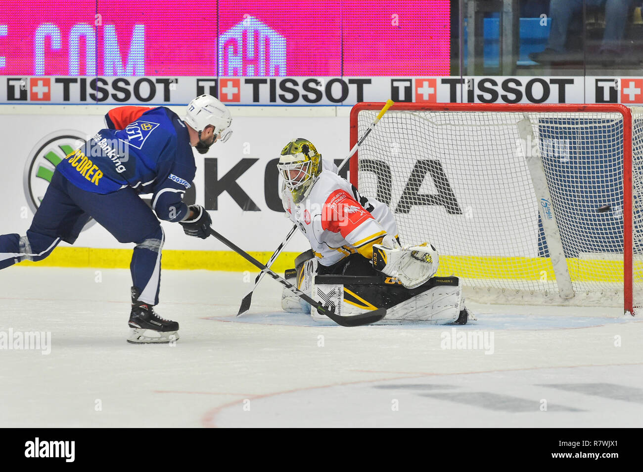 Pilsen, République tchèque. Dec 11, 2018. L-R Milan Gulas (Plzen) marque contre gardien Gustaf Lindvall (Figari) dans les séries éliminatoires de la Ligue des champions de hockey sur glace deuxième quart de jeu de jambe HC Skoda Plzen vs Skelleftea AIK, joué à Pilsen, République tchèque, le mardi 11 décembre 2018. Photo : CTK Miroslav Chaloupka/Photo/Alamy Live News Banque D'Images