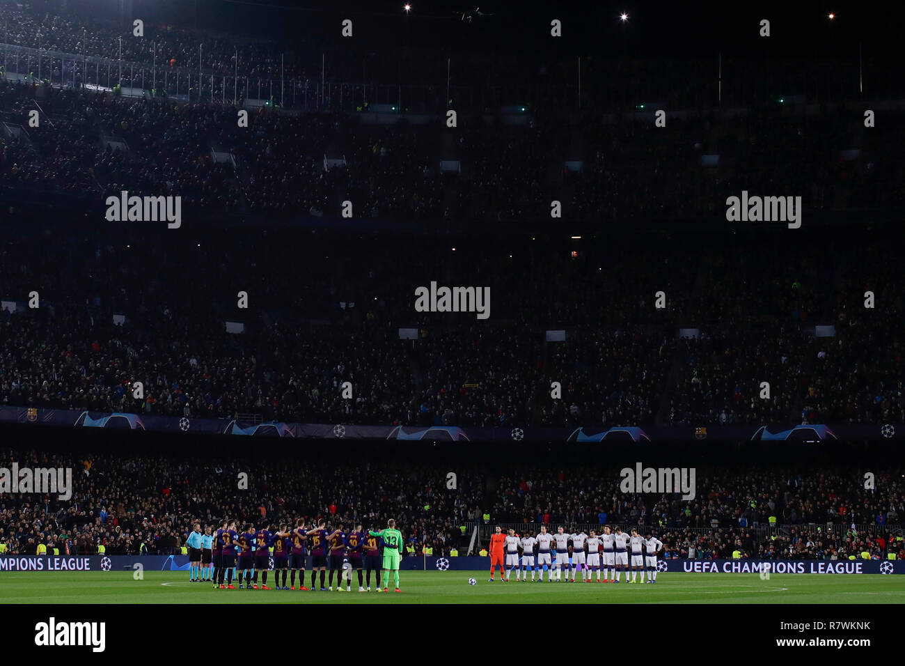 Camp Nou, Barcelona, Espagne. Dec 11, 2018. Ligue des Champions de football, Barcelone contre Tottenham Hotspur ; minute de silence avant le match en l'honneur de Josep Nunez ex-président du FC Barcelone : Action Crédit Plus Sport/Alamy Live News Banque D'Images