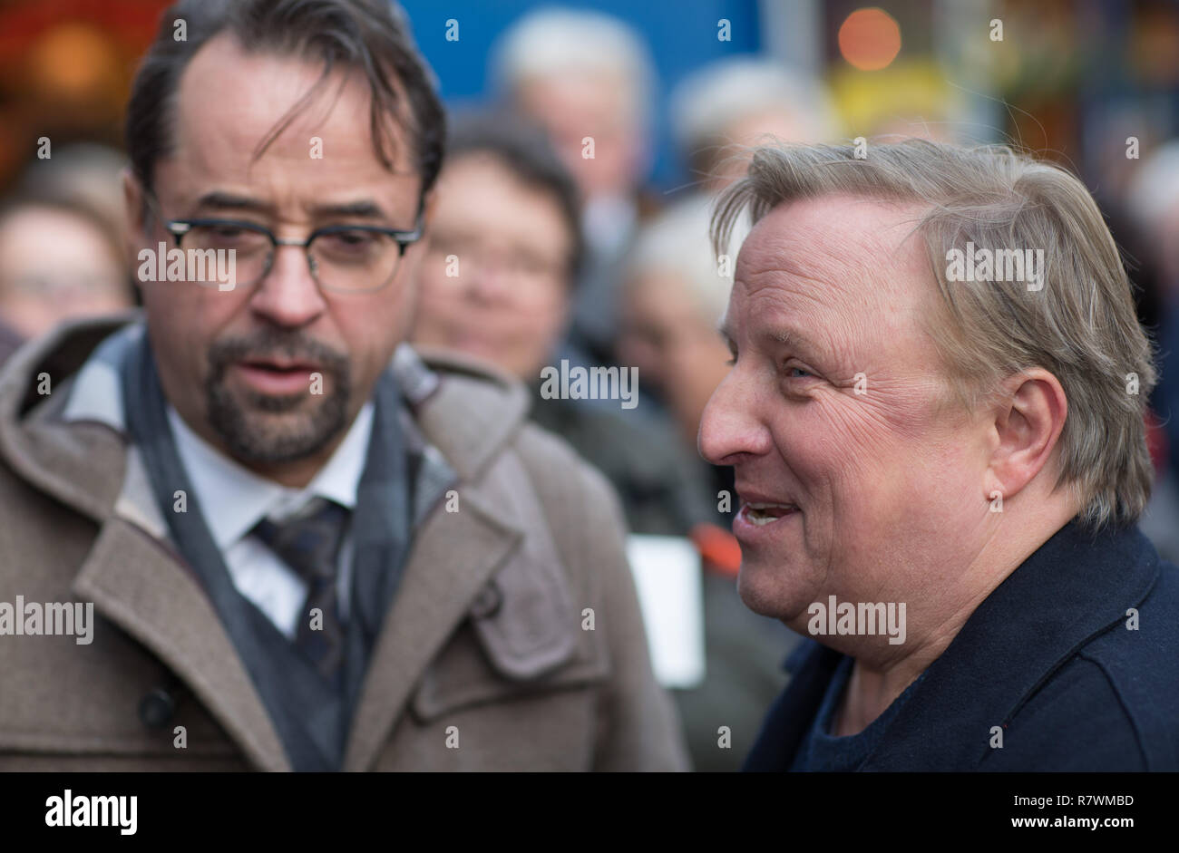 Symbole - 11 décembre 2018, en Rhénanie du Nord-Westphalie, Münster : les acteurs Jan Josef Liefers (l) dans le rôle de M. Karl-Friedrich Boerne et Axel Prahl comme le commissaire Frank Thiel se tenir ensemble au marché de Noël à une séance photo pour la nouvelle scène de crime (ARD) "ann steht der Mörder vor der Tür". Photo : Friso Gentsch/dpa Banque D'Images