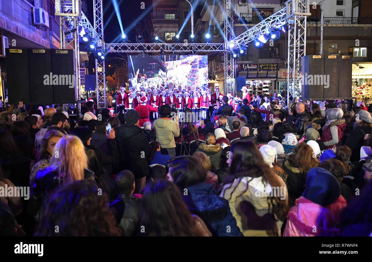 Damas, Syrie. Dec 11, 2018. Des foules de Syriens prendre part à une célébration de Noël dans le quartier de Bab Touma à Damas, en Syrie, le 11 décembre 2018. La célébration de Noël le mardi est l'un des nombreux événements qui ont lieu à Damas pendant cette saison de vacances. Credit : Ammar Safarjalani/Xinhua/Alamy Live News Banque D'Images