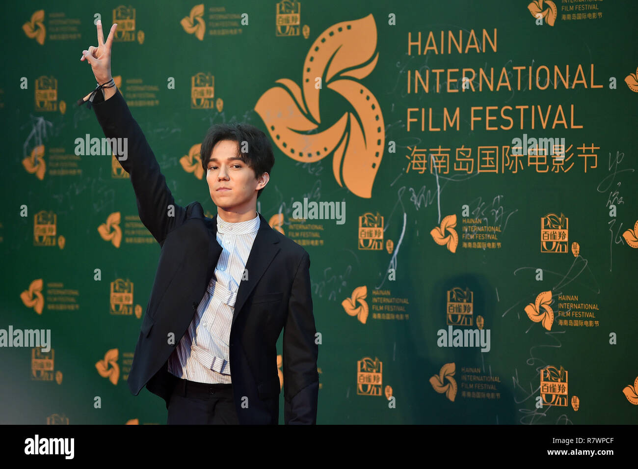 (181212) --, le 12 décembre 2018 (Xinhua) -- Singer Dimash Kudaibergen apparaît sur le tapis rouge de la cérémonie du 1er Festival International du Film de l'île de Hainan à Sanya, province de Hainan en Chine du sud, le 11 décembre 2018. Le premier Festival International du Film de Hainan a officiellement ouvert le mardi soir dans la ville de Sanya côtières tropicales dans le sud du pays - la plupart province insulaire de Hainan. Le film festival est l'un des du Hainan première série de projets dans le bâtiment lui-même dans un projet pilote de zone de libre-échange et un port de libre-échange. Le festival se déroulera du 9 au 16 décembre malgré une fin de la cérémonie d'ouverture Banque D'Images