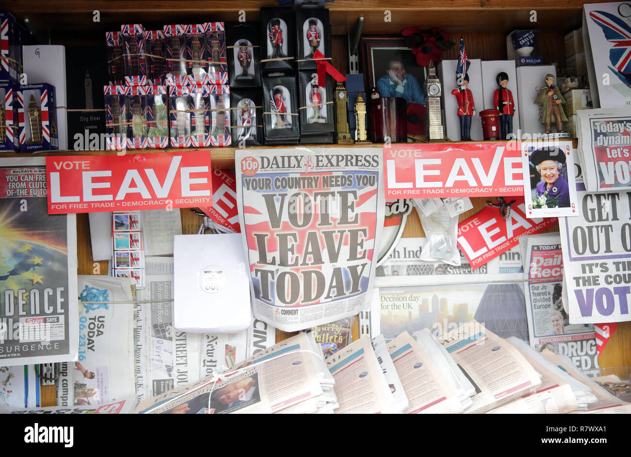 Londres, Grande-Bretagne. 23 Juin, 2016. La première page du tabloïd britannique 'Daily Express' se lit "Votre pays a besoin de vous, votez partir aujourd', vu le jour du référendum de l'Union européenne, à Londres, Grande-Bretagne, 23 juin 2016. Les Britanniques sont à voter sur l'opportunité de rester dans l'UE ou en sortir dans le cadre d'un référendum le même jour. Crédit : MICHAEL KAPPELER/dpa | dans le monde d'utilisation/dpa/Alamy Live News Banque D'Images