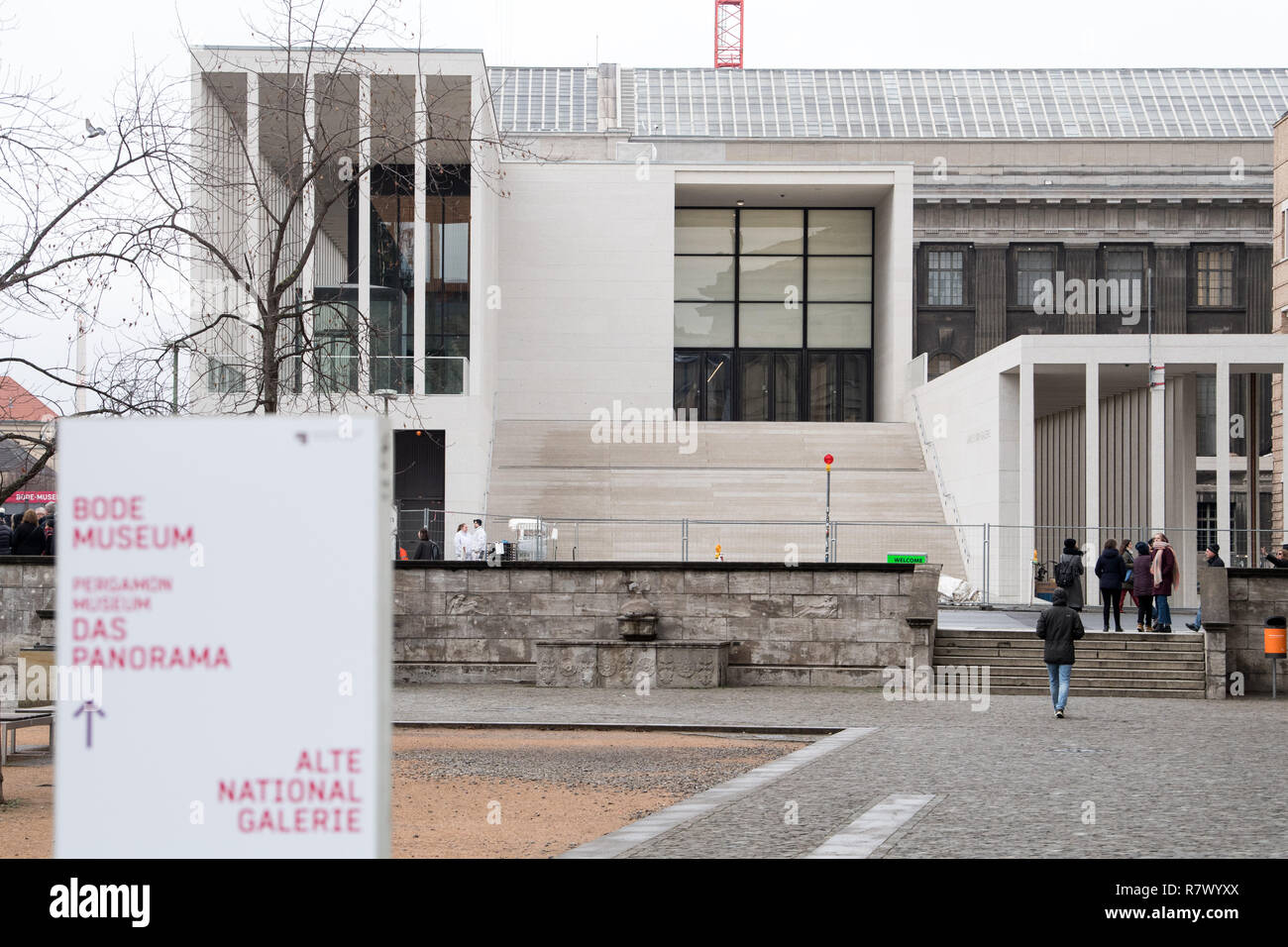 12 décembre 2018, Berlin : La Galerie Simon James sur l'île des musées à Mitte est presque terminé. La nouvelle réception pour les musées est de regrouper le service visiteurs pour les cinq maisons sur l'île des musées à partir de 2019. Il y a une zone centrale de l'achat de billets, un café, des vestiaires et une boutique du musée. La chambre, nommé d'après le grand mécène du musée juif Simon James (1851-1932), était en fait l'achèvement est prévu pour 2013. Le bâtiment a été conçu par David Chipperfield, qui célèbre son 65e anniversaire le 18.12.2018. (À LA MODERNITÉ : dpa "Droits de l'architecte David Chipperfield Star tours 65' à partir de 12.12.2018) Photo Banque D'Images