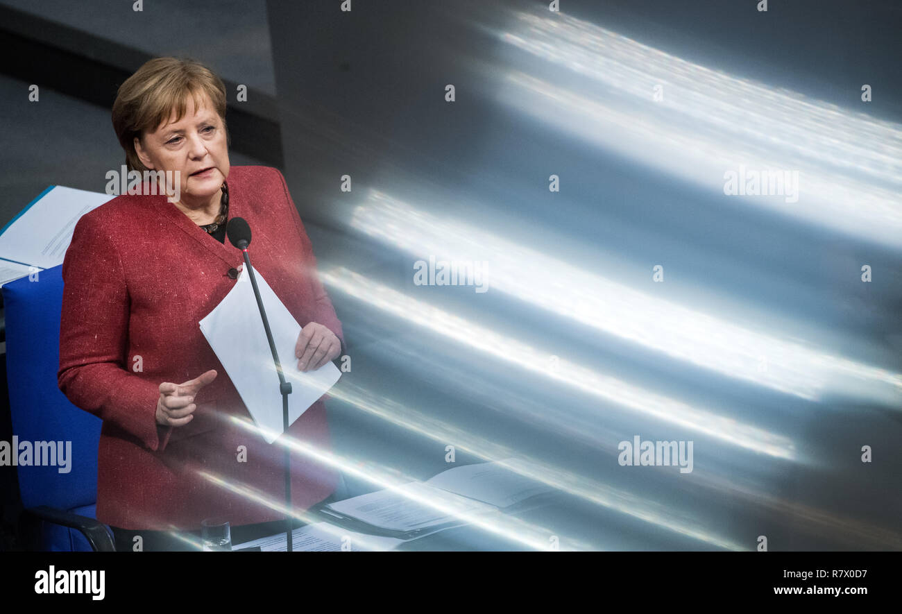 Berlin, Allemagne. Dec 12, 2018. La chancelière Angela Merkel (CDU) répond aux questions des membres du Bundestag allemand au cours de la 70e session plénière de la 19e législature du Bundestag. Merkel prend part à l'enquête du gouvernement pour la deuxième fois cette année. Aucun chef de gouvernement n'a jamais pris part à cette série de questions. Crédit : Michael Kappeler/dpa/Alamy Live News Banque D'Images