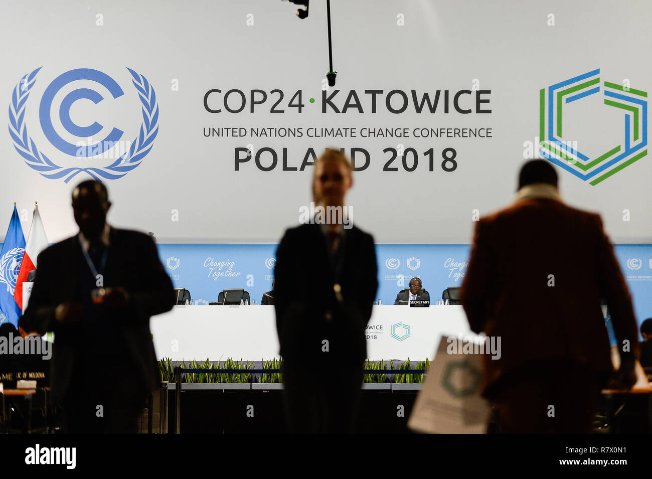 Katowice, Pologne. Dec 12, 2018. Les délégués sont vus marcher pendant la deuxième partie de la réunion de haut niveau lors de la COP24 Conférence des Nations Unies sur le changement climatique 2018 : Crédit Omar Marques/SOPA Images/ZUMA/Alamy Fil Live News Banque D'Images