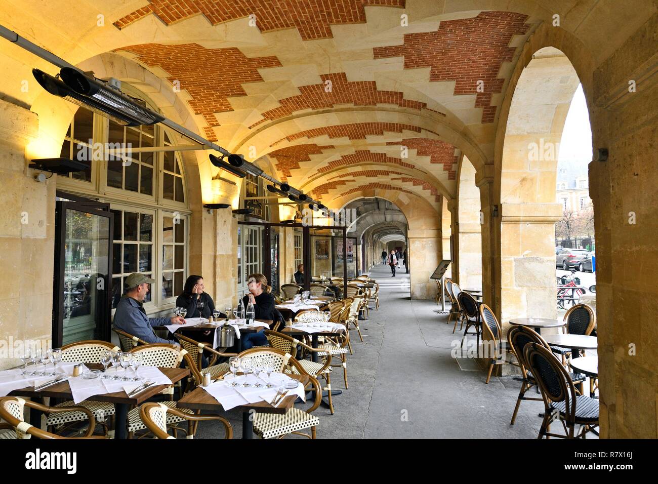France, Paris, le marais, la Place des Vosges arcades Banque D'Images