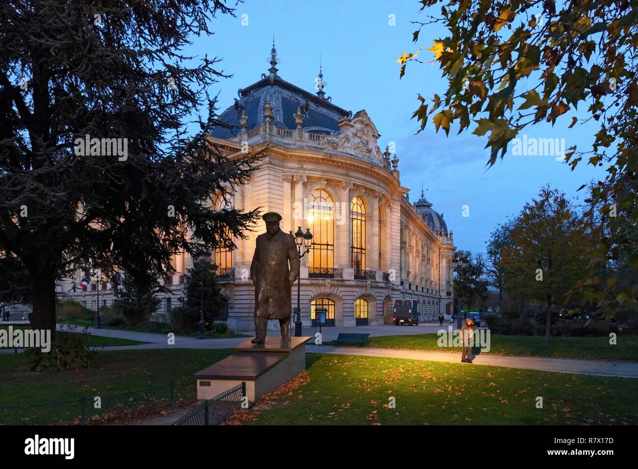 France, Paris, région classée au Patrimoine Mondial de l'UNESCO, avenue Winston Churchill, statue de Churchill en face du Petit Palais par l'architecte Charles Girault immobilier de la ville de Paris, Musée des Beaux Arts Banque D'Images