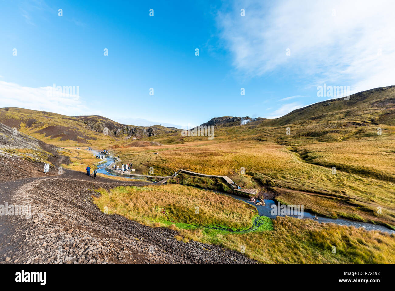 Hveragerdi, Islande - 18 septembre 2018 : De nombreuses personnes se baigner dans les sources chaudes sur le sentier en automne, au cours de Reykjadalur jour dans le sud de l'Islande, golden circl Banque D'Images