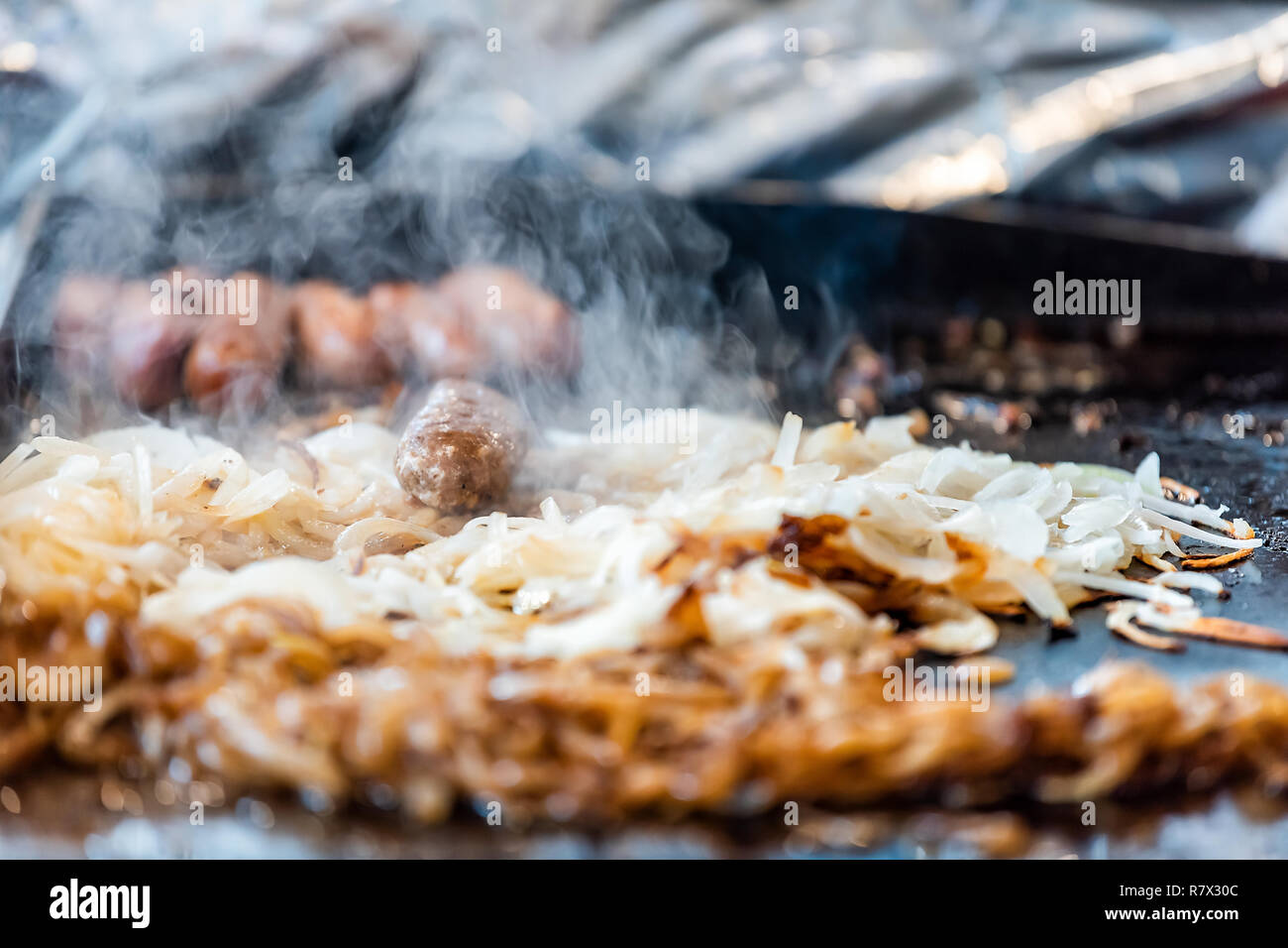 Comptoir de restauration rapide grill avec des oignons frais, de la viande bovine la viande de porc, de camions de la vapeur chaude libre, personne ne Banque D'Images