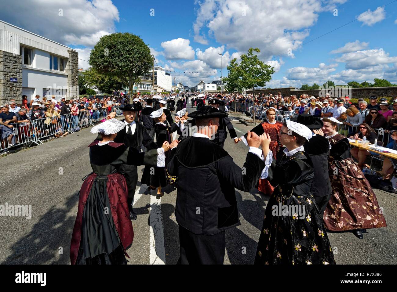 France, Morbihan, Lorient, Festival Interceltique, Celtic music festival qui a lieu tous les ans à Lorient et rassemble des dizaines de groupes de pays et régions d'origine celtique pendant dix jours au cours de la première moitié d'août, le dimanche matin, Grand Parade des Nations Celtes Banque D'Images