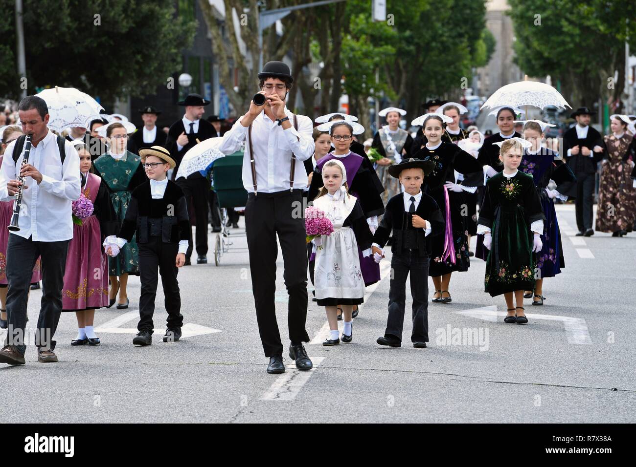 France, Morbihan, Lorient, Festival Interceltique, Celtic music festival qui a lieu tous les ans à Lorient et rassemble des dizaines de groupes de pays et régions d'origine celtique pendant dix jours au cours de la première moitié d'août, le dimanche matin, Grand Parade des Nations Celtes Banque D'Images