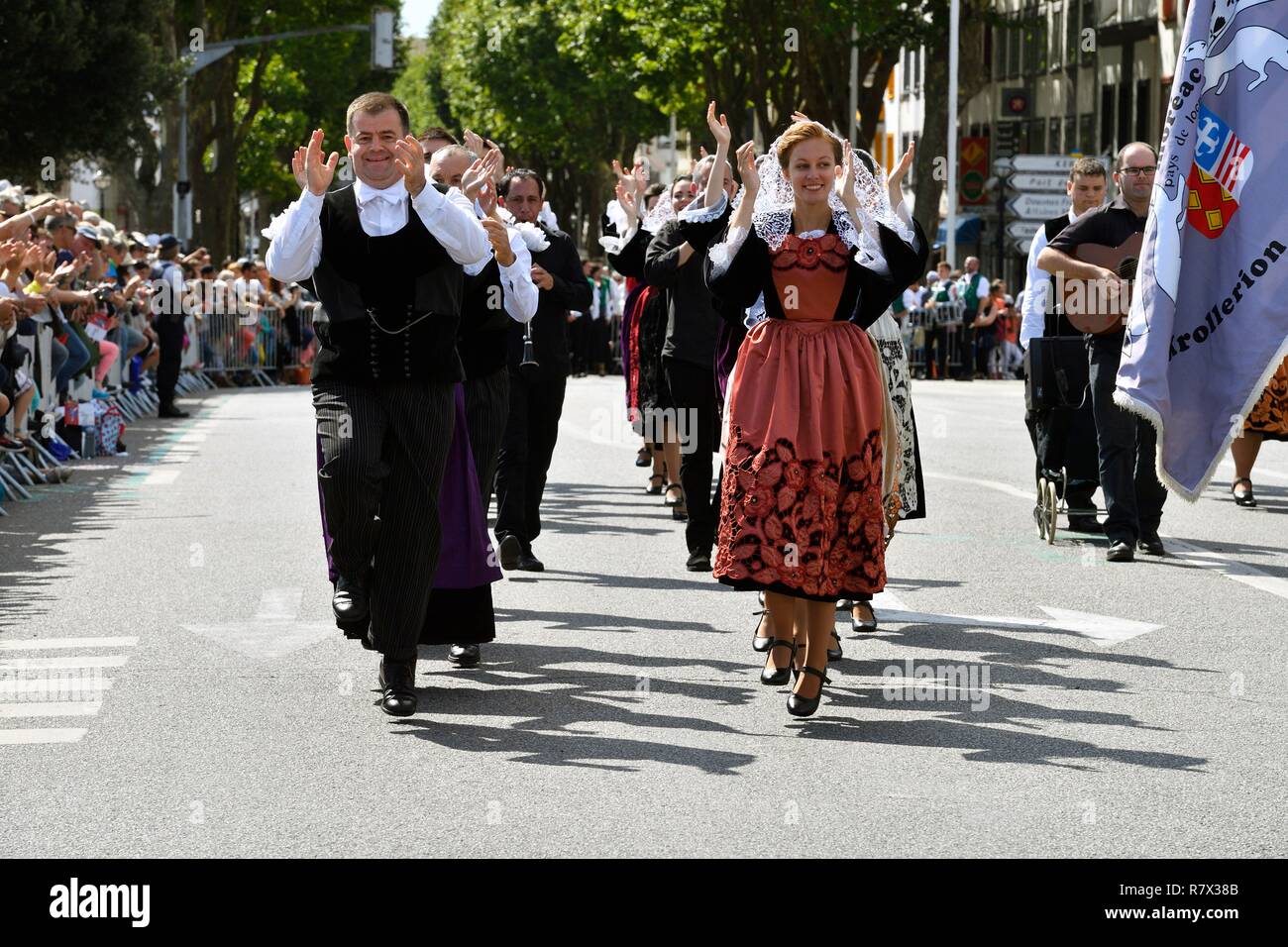 France, Morbihan, Lorient, Festival Interceltique, Celtic music festival qui a lieu tous les ans à Lorient et rassemble des dizaines de groupes de pays et régions d'origine celtique pendant dix jours au cours de la première moitié d'août, le dimanche matin, Grand Parade des Nations Celtes Banque D'Images