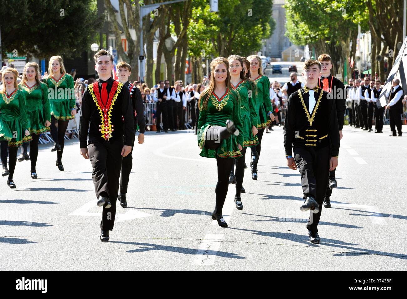 France, Morbihan, Lorient, Festival Interceltique, Celtic music festival qui a lieu tous les ans à Lorient et rassemble des dizaines de groupes de pays et régions d'origine celtique pendant dix jours au cours de la première moitié d'août, le dimanche matin, Grand Parade des Nations Celtes Banque D'Images
