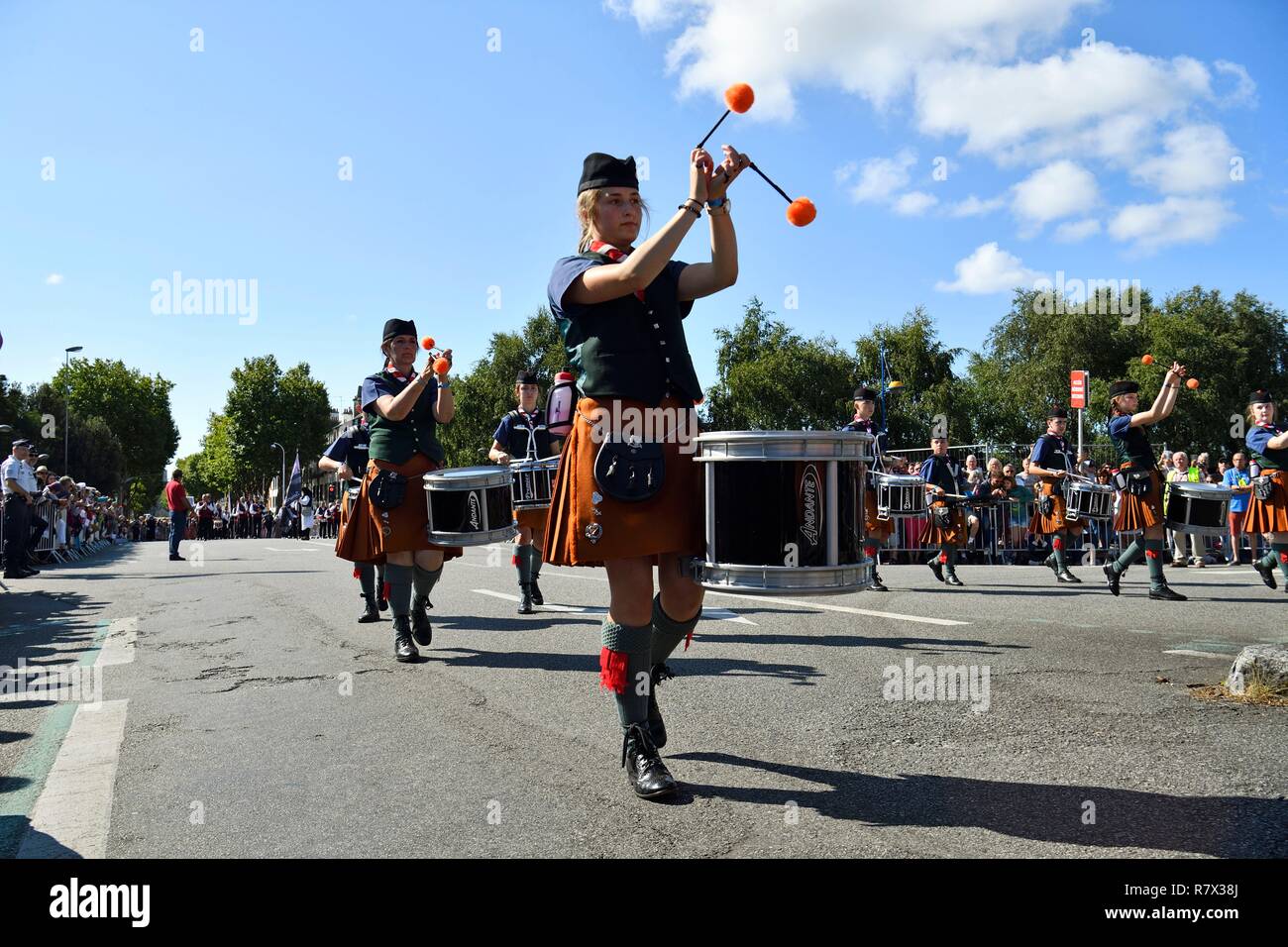 France, Morbihan, Lorient, Festival Interceltique, Celtic music festival qui a lieu tous les ans à Lorient et rassemble des dizaines de groupes de pays et régions d'origine celtique pendant dix jours au cours de la première moitié d'août, le dimanche matin, Grand Parade des Nations Celtes Banque D'Images