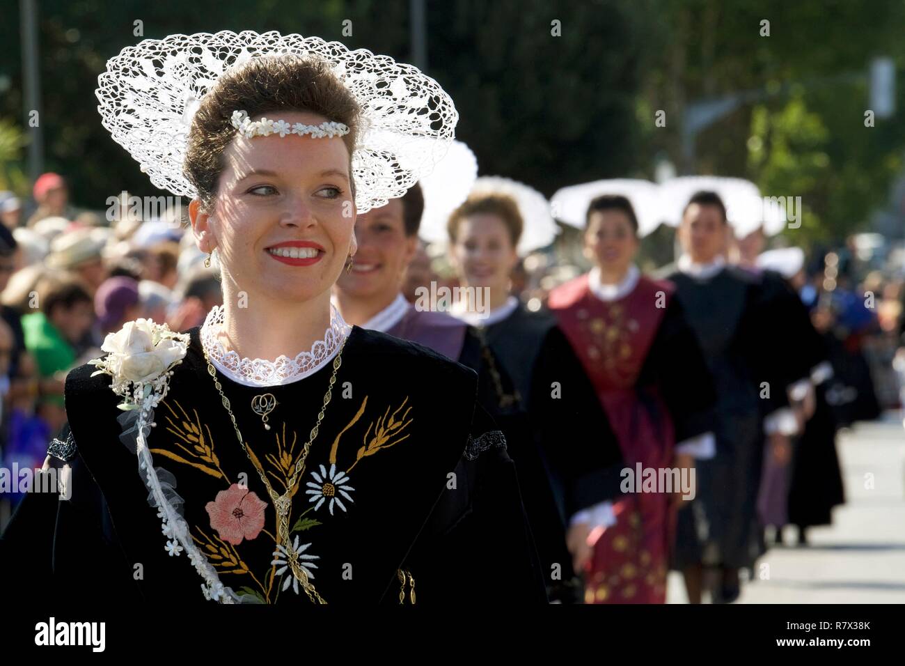 France, Morbihan, Lorient, Festival Interceltique, Celtic music festival qui a lieu tous les ans à Lorient et rassemble des dizaines de groupes de pays et régions d'origine celtique pendant dix jours au cours de la première moitié d'août, le dimanche matin, Grand Parade des Nations Celtes Banque D'Images