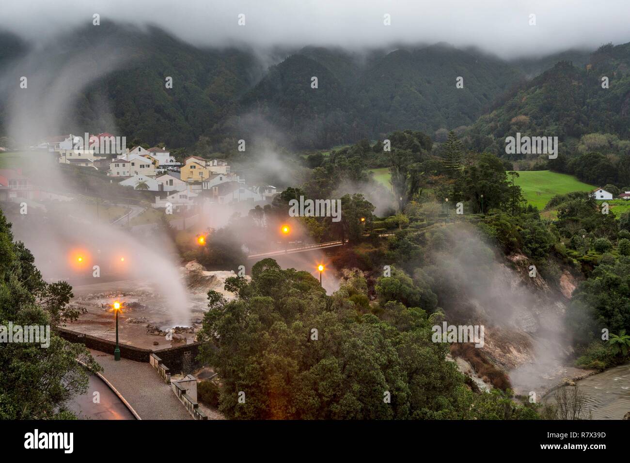 Le Portugal, l'archipel des Açores, l'île de São Miguel, Furnas, complexe volcanique active avec 22 sources thermales et de nombreux sites de fumerolles Banque D'Images