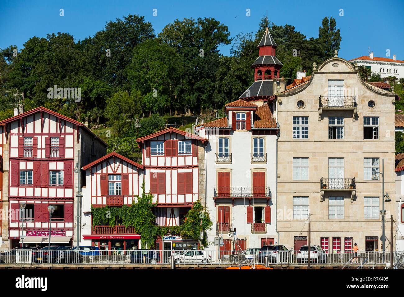 France, Pyrénées Atlantique, Pays Basque, Ciboure, le Ravel House (San  Estebenia House) doit son nom au compositeur Maurice Ravel, né le 7 mars  1875 à Ciboure Cette maison de style hollandais a