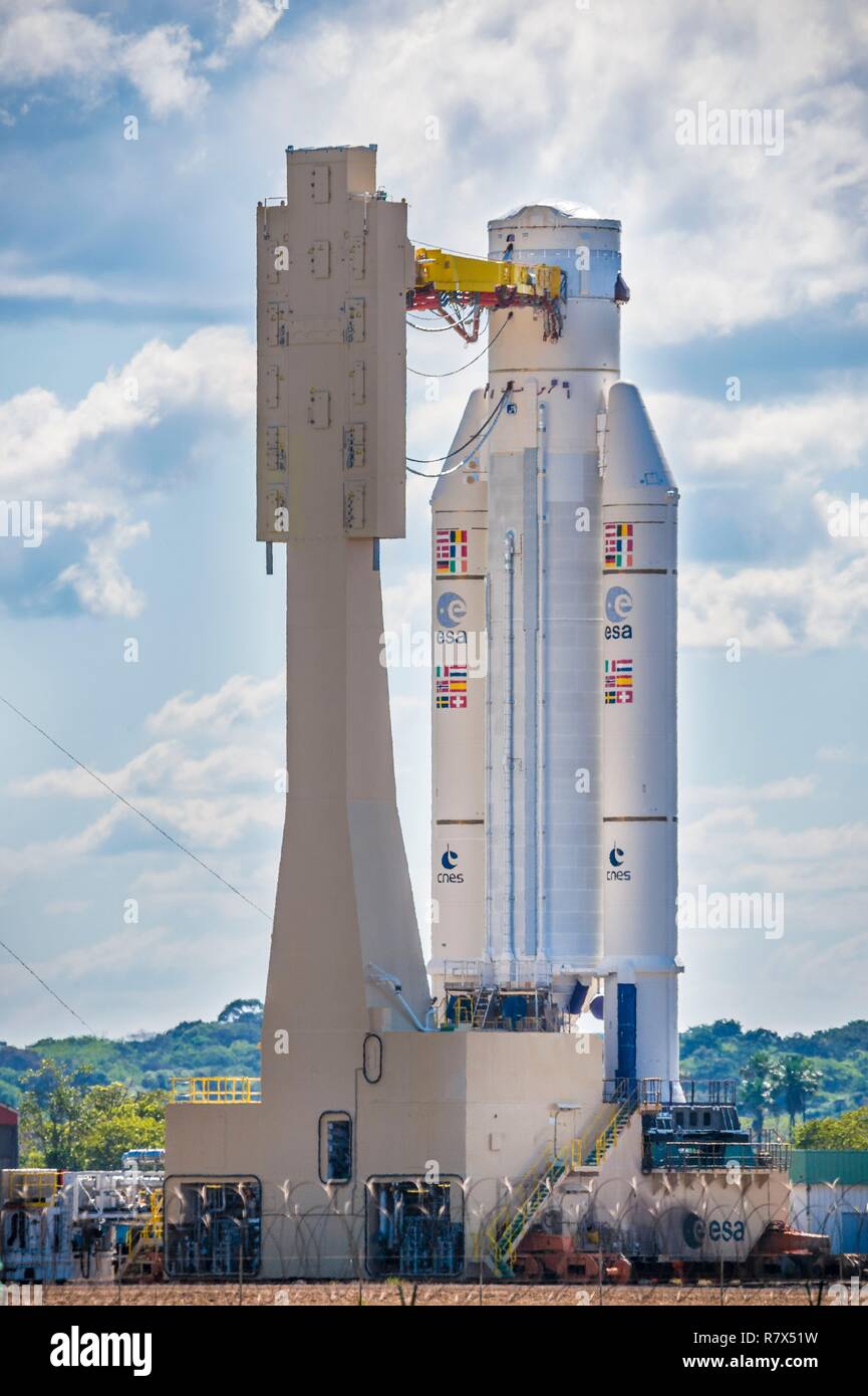 France, Guyane, Kourou, le Centre Spatial Guyanais (CSG), la fusée Ariane V est conduit sur rails au bâtiment d'intégration de la Propulsion (BIP) Banque D'Images