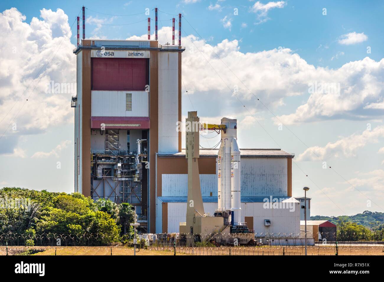 France, Guyane, Kourou, le Centre Spatial Guyanais (CSG), la fusée Ariane V est conduit sur rails au bâtiment d'intégration lanceur (BIL) Banque D'Images