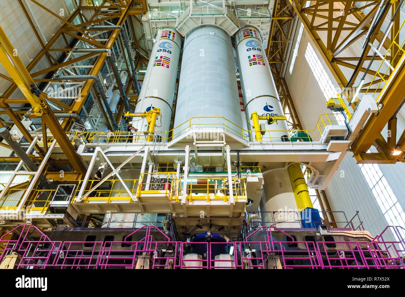 France, Guyane, Kourou, le Centre Spatial Guyanais (CSG), fusée Ariane V sur la table de montage, au cours d'une campagne de montage à l'intérieur du bâtiment d'intégration lanceur (BIL) Banque D'Images