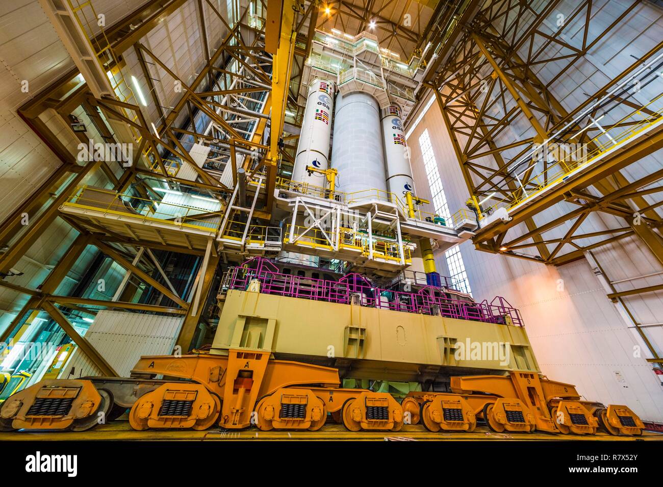France, Guyane, Kourou, le Centre Spatial Guyanais (CSG), fusée Ariane V sur la table de montage, au cours d'une campagne de montage à l'intérieur du bâtiment d'intégration lanceur (BIL) Banque D'Images