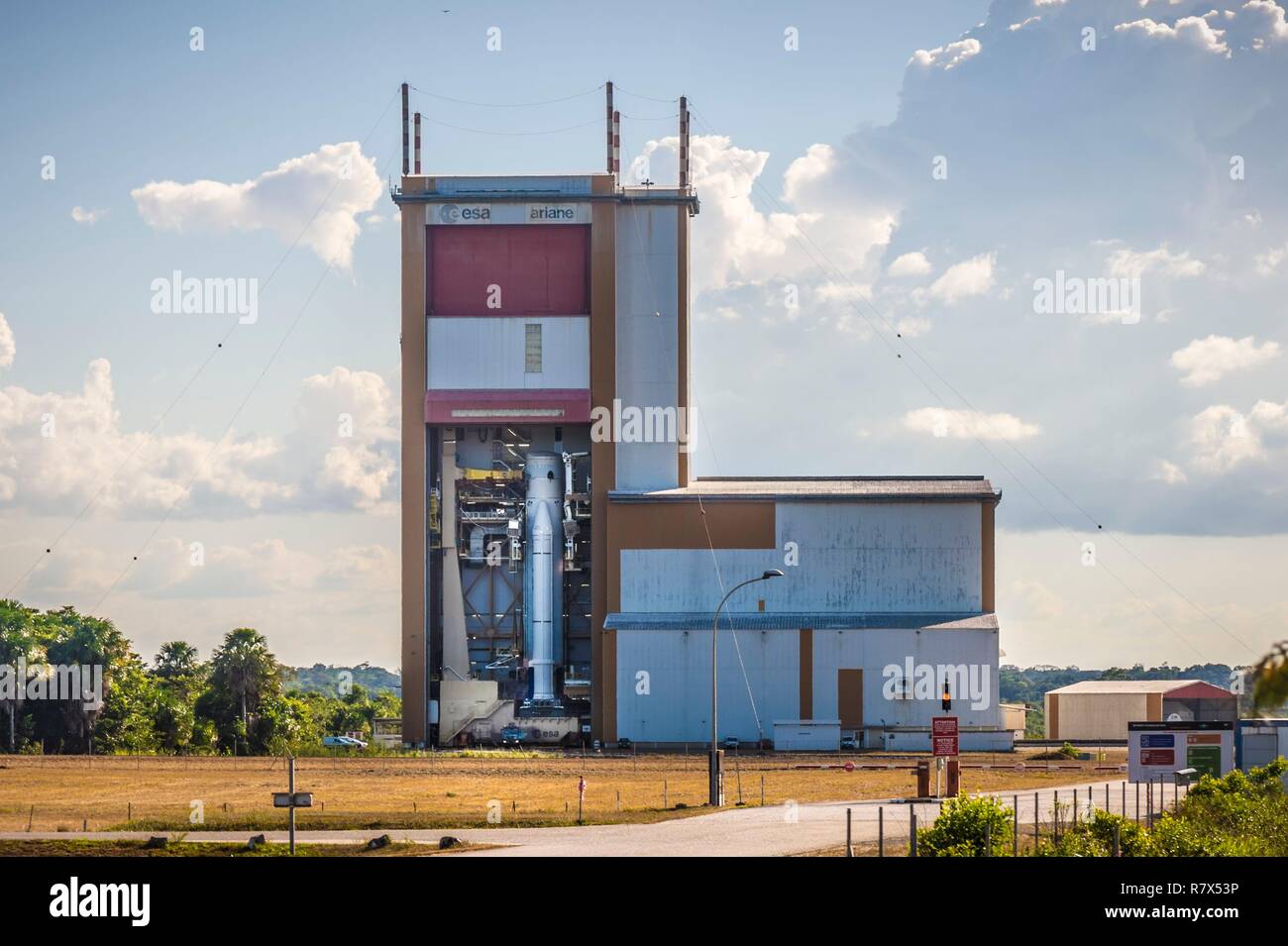 France, Guyane, Kourou, le Centre Spatial Guyanais (CSG), la fusée Ariane V est conduit sur rails au bâtiment d'intégration lanceur (BIL) Banque D'Images