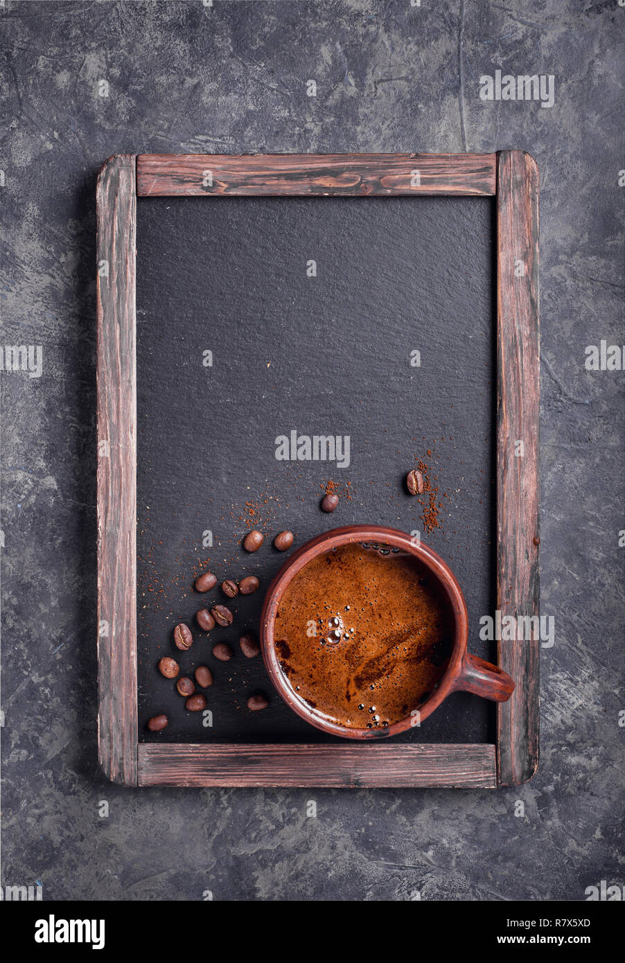 Tasse de café sur le menu tableau noir Banque D'Images