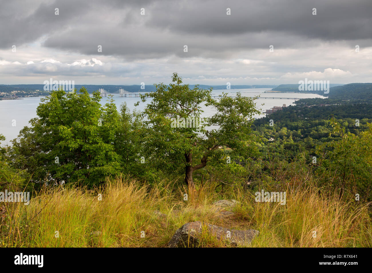 Le pont Tappan Zee qui s'étend sur le fleuve Hudson en dessous d'un donnent sur le long de la montagne de crochet. Hook Mountain State Park, New York Banque D'Images