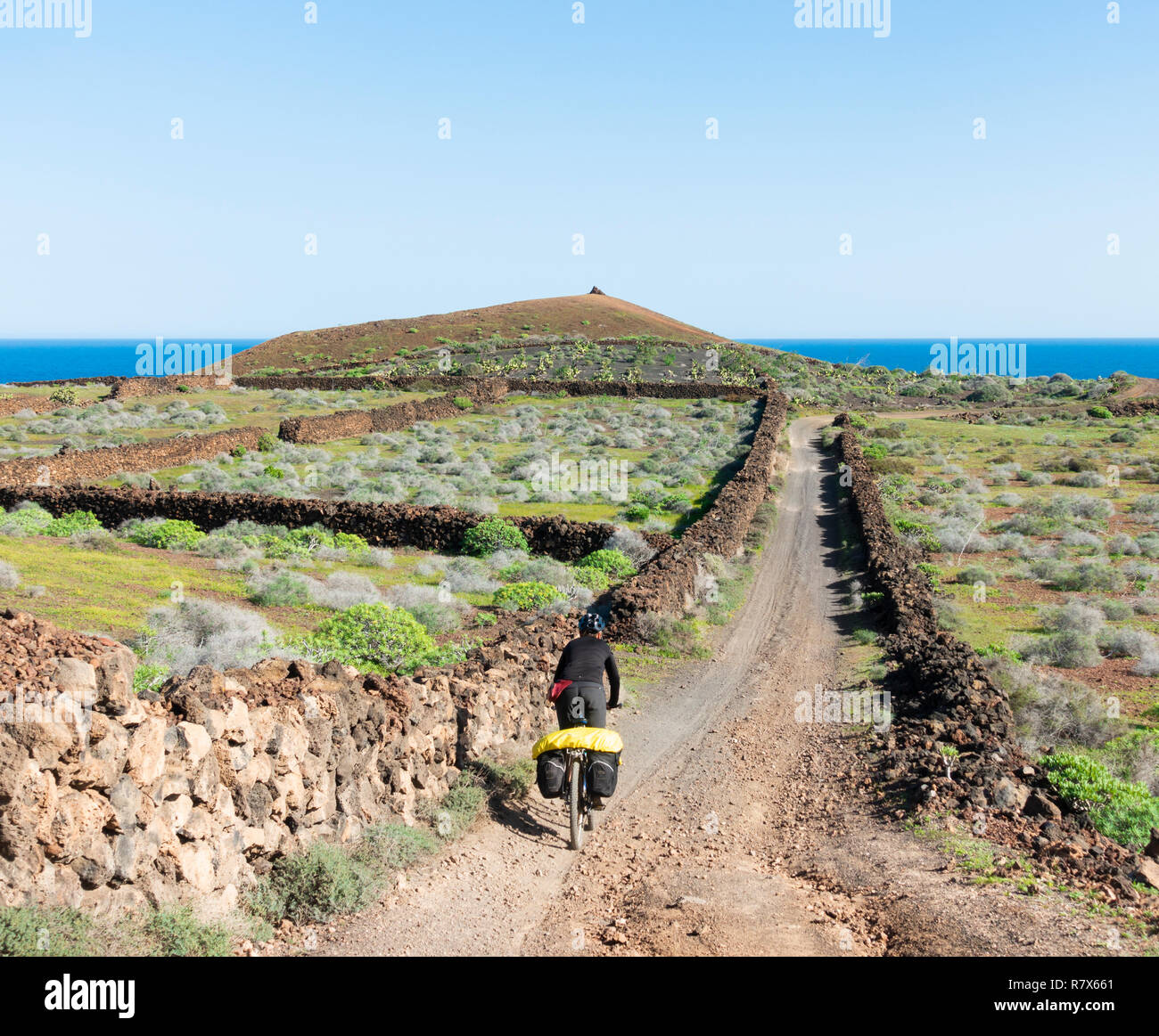 Femelle adulte tournée cycliste sur Lanzarote, îles Canaries, Espagne Banque D'Images