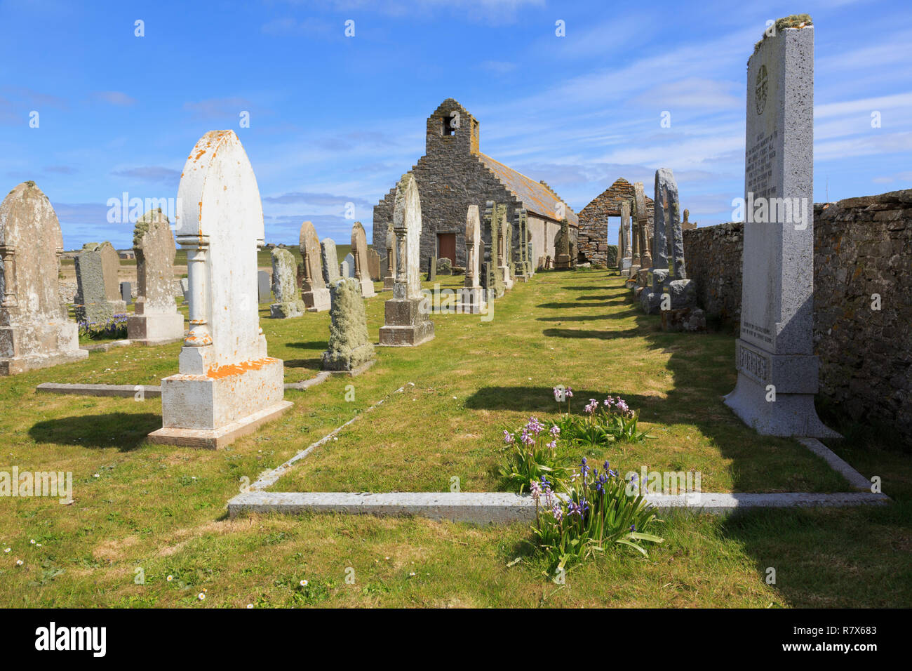 Le vieux St Mary's Church et cimetière de pierres tombales. Sur le site de l'une des plus anciennes chapelles écossais. Burwick South Ronaldsay Orkney Islands Scotland UK Banque D'Images