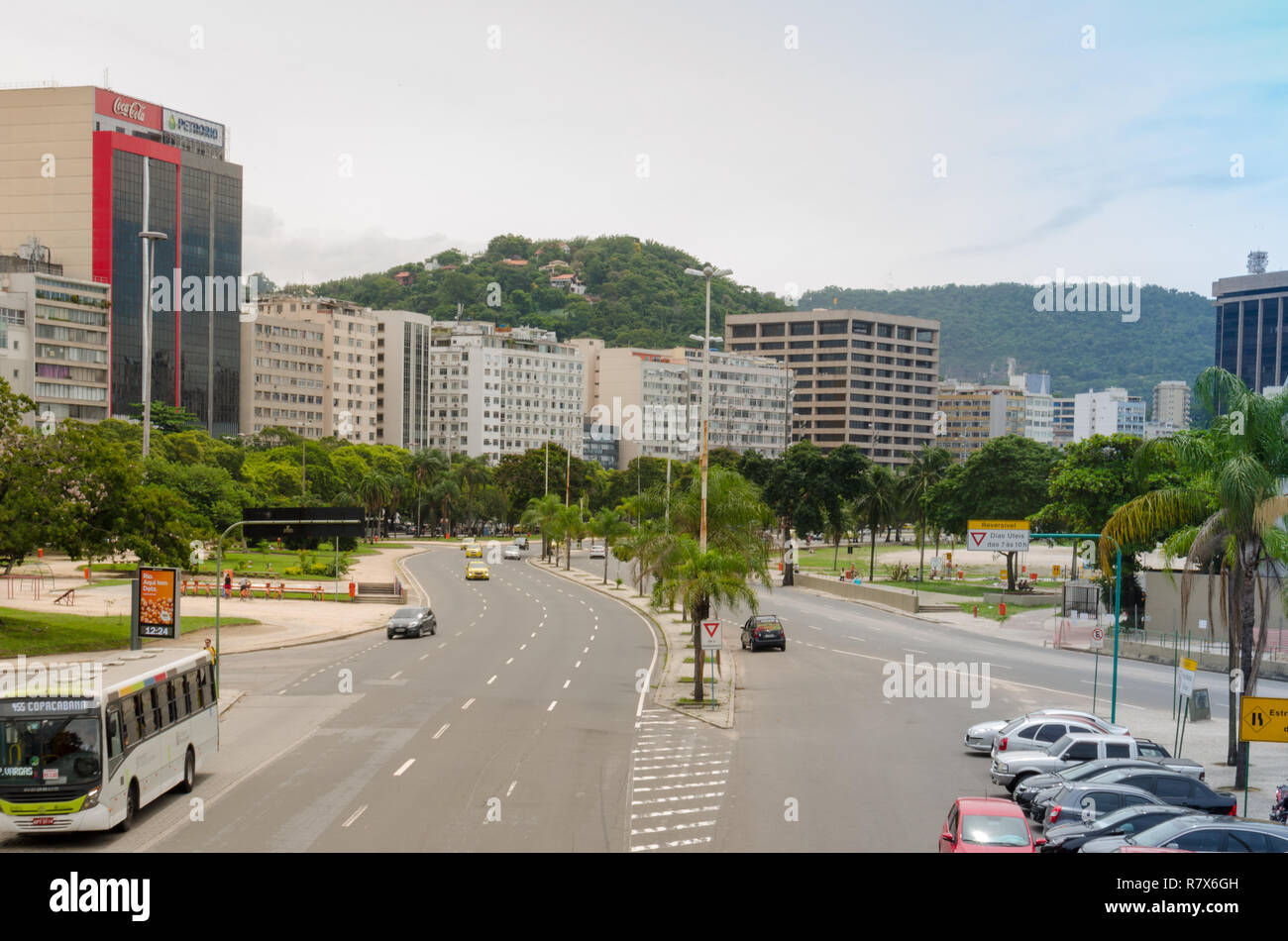 RIO DE JANEIRO, Brésil - CIRCA JAN 2016 : Bus pour Copacabana, la conduite dans les rues de Rio de Janeiro Banque D'Images