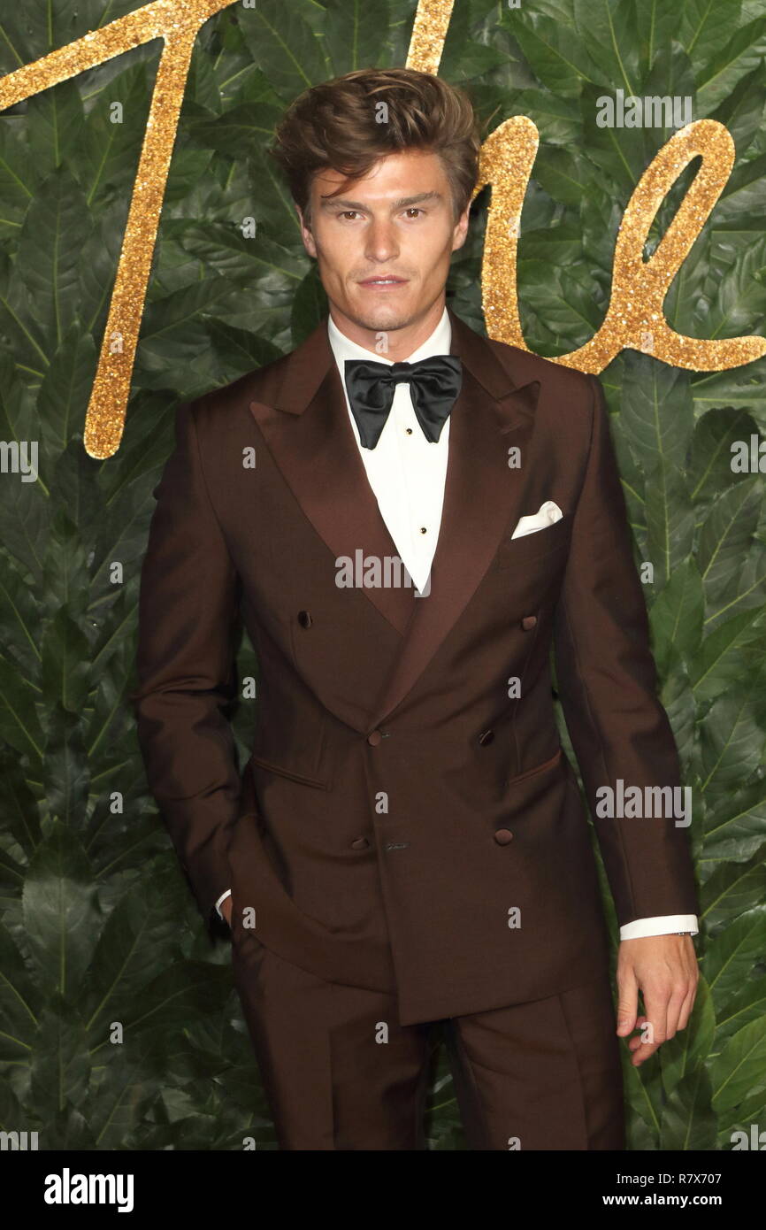 Oliver Cheshire vu sur le tapis rouge lors de la Fashion Awards 2018 au Royal Albert Hall, de Kensington à Londres. Banque D'Images