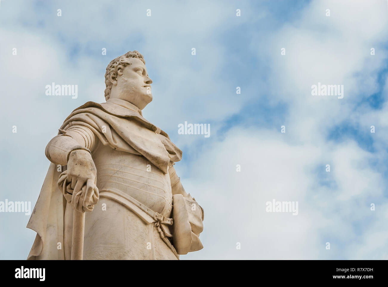 Ferdinand I de Médicis, Grand-duc de Toscane. Statue monumentale érigée en 1594 dans la ville d'Arezzo (avec des nuages et de l'espace de copie) Banque D'Images