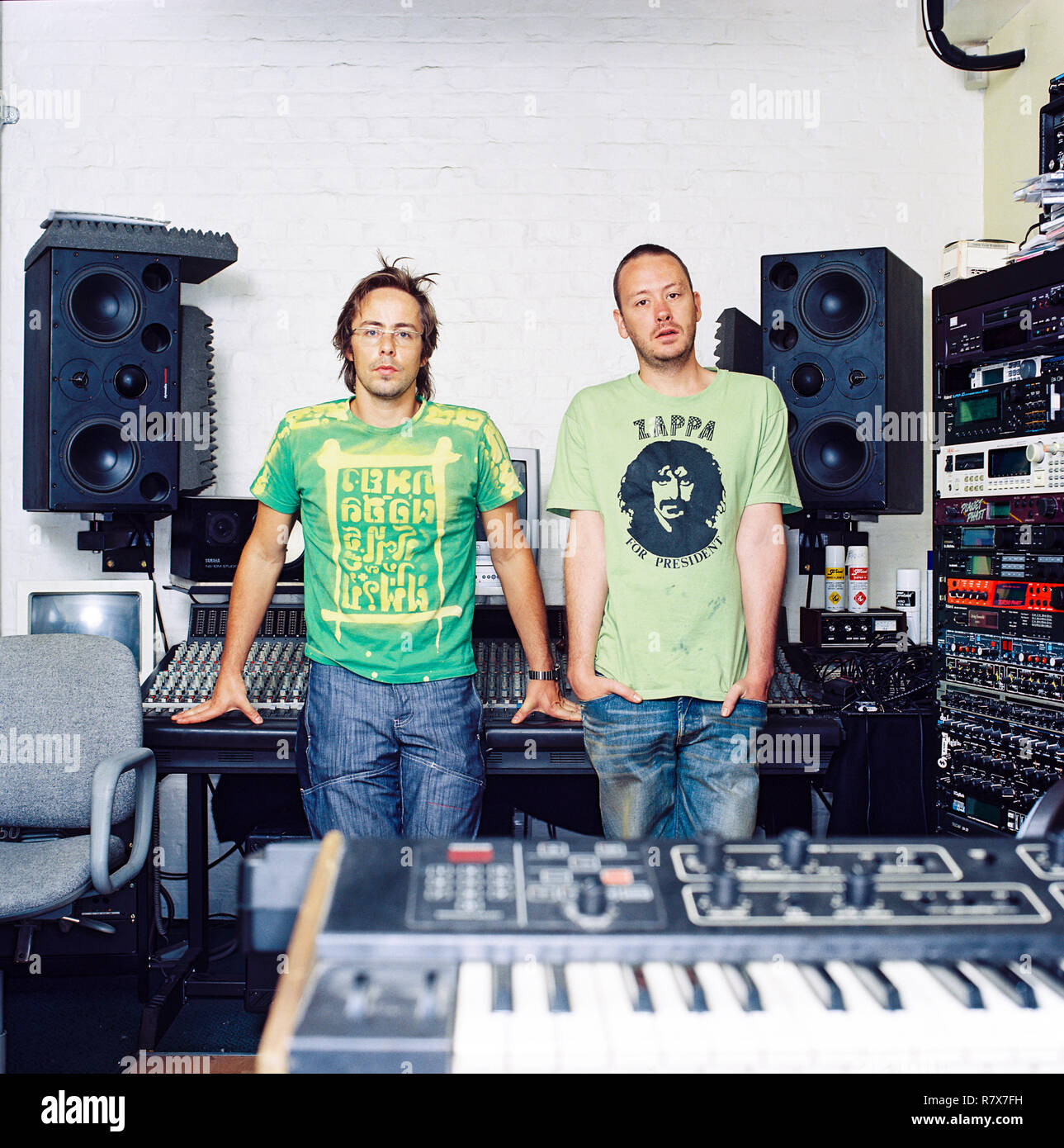 Basement Jaxx, duo électronique anglais Felix Buxton et Simon Ratcliffe a photographié à leur studio de Brixton, août 2003.Londres, Angleterre, Royaume-Uni. Banque D'Images