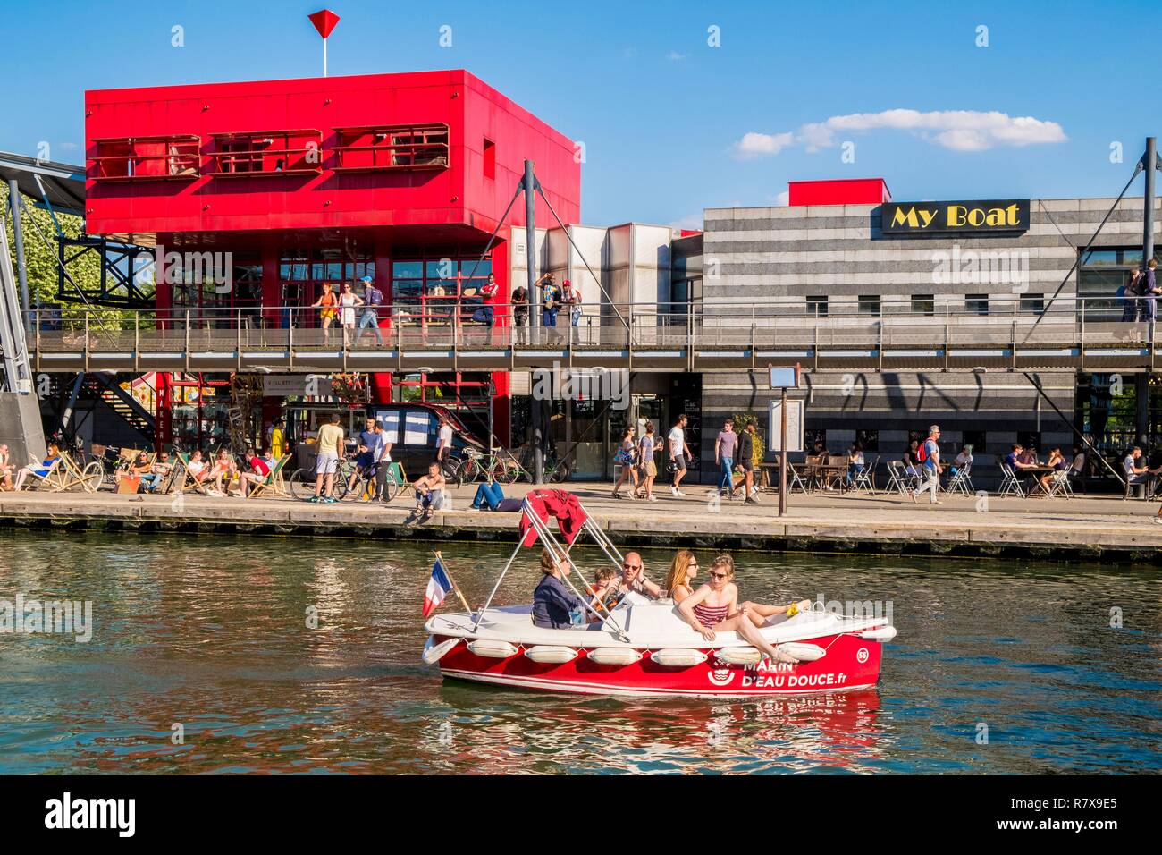 France, Paris, Parc de la Villette, location de bateau sur le bassin Banque D'Images